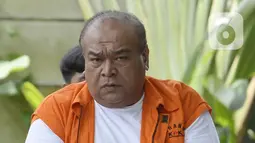 Kontraktor, Muhammad Yamin Kahar berjalan akan menjalani pemeriksaan perdana pasca penahanan oleh penyidik di Gedung KPK, Jakarta, Senin (10/2/2020). Yamin  Kahar diperiksa sebagai tersangka terkait suap proyek Jembatan dan pembangunan Masjid Solok senilai Rp 69,8 miliar. (merdeka.com/Dwi Narwoko)