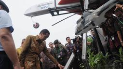 Jokowi saat berkeliling melihat kendaraan tempur yang diparkir di halaman JIExpo Kemayoran Jakarta, Jumat (7/11/2014). (Liputan6.com/Herman Zakharia)