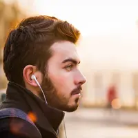 Ilustrasi rambut pria. Sumber foto: unsplash.com/Alex Blajan.