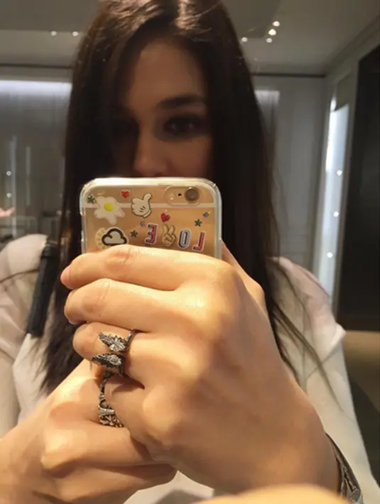 Jari manis sendiri umumnya adalah tempat disematkannya cincin pernikahan atau pertunangan. Kini, Luna telah mengisi tempat itu dengan cincin cantik berbentuk sayap kupu-kupu. (Via Instagram/@lunamaya)