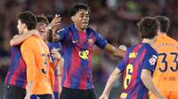 Pertemuan tersebut kemudian ramai diperbincangkan di internet selain keberhasilan Barcelona mengunci gelar Liga Spanyol setelah menang 2-0 atas Real Madrid. Momen itu disebut-sebut sebagai pertemuan dua ikon Gen Z. (AFP/Josep Lago)