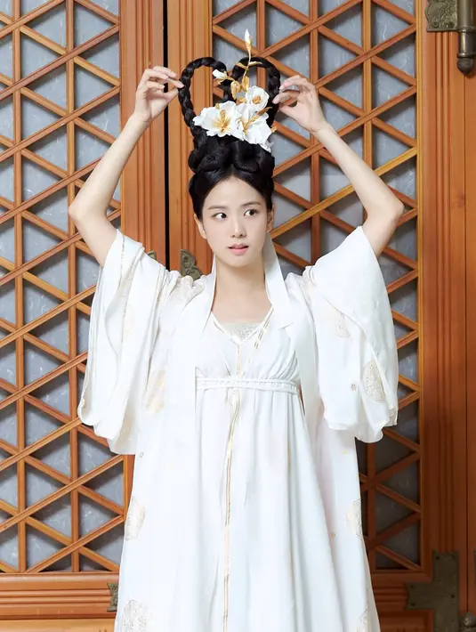 Rambut bintang drama Snowdrop ini dipermanis dengan bunga-bunga berwarna putih yang senada dengan gaunnya. [Dok/YG Entertainment]