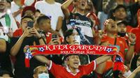 Aksi suporter Timnas Indonesia dalam laga melawan Curacao di Stadion Pakansari, Bogor, Selasa (27/9/2022) malam WIB. (Bola.com/Muhammad Iqbal Ichsan)