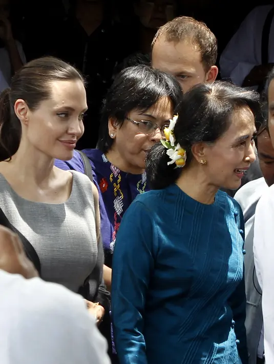 Pemeran film Maleficent ini terlihat bersama pemimpin oposisi Myanmar Aung San Suu Kyi keluar dari sebuah pabrik garmen kecil di kota HlaingTharYar, Yangon, Myanmar, (1/8/2015). (Bintang/EPA)