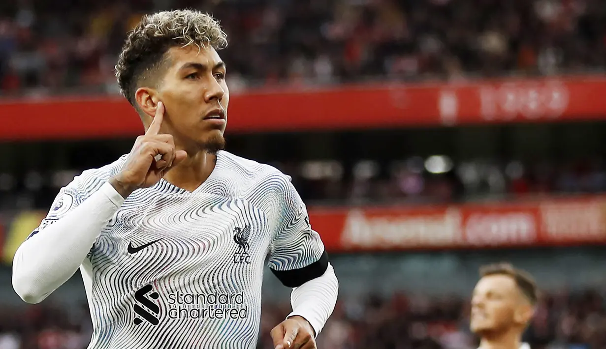 Pemain Liverpool, Roberto Firmino, melakukan selebrasi setelah mencetak gol ke gawang Arsenal pada laga Liga Inggris di Stadion Emirates, (9/10/2022). The Reds masih berusaha untuk memperpanjang kontrak Firmino yang akan habis di akhir musin ini. Sejak didatangkan ke Anfield pada tahun 2015 silam, Firmino sukses menjadi andalan Jurgen Klopp di lini serang. (AFP/Ian Kington)