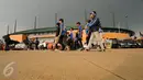 Suporter Persib bersiap masuk Stadion Pakansari, Kab Bogor, Minggu (21/8). Persib akan melakoni laga lanjutan Torabika Soccer Championship presented by IM3 Ooredoo melawan PS TNI. (Liputan6.com/Helmi Fithriansyah)