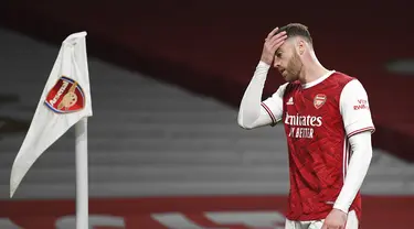 Reaksi pemain Arsenal Calum Chambers saat melawan Everton pada pertandingan Liga Inggris di Emirates Stadium, London, Inggris, Jumat (23/4/2021). Arsenal kalah 0-1 dari Everton. (Michael Regan/Pool via AP)