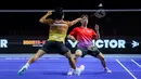 Pebulu tangkis tunggal putra Indonesia, Anthony Ginting (kiri) dari tim Hurricanes berduel di depan net dengan pebulu tangkis Jepang, Kodai Naraoka dari tim Rockets dalam laga tunggal putra Badminton XL 2025 di Istora Senayan, Jakarta, Minggu (05/10/2025). (Bola.com/Bagaskara Lazuardi)