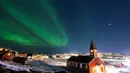 Untuk diketahui, Aurora Borealis hanya terjadi di wilayah lintang tinggi bumi bagian Utara. Tampak dalam foto, Aurora Borealis menerangi langit di atas katedral The Nuuk di Nuuk, Greenland, pada 23 Januari 2026. (Jonathan NACKSTRAND/AFP)