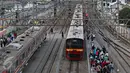 Sejumlah penumpang berjalan keluar dari KRL, Jakarta, Selasa (20/10/2015). PT KRL Commuter Jakarta akan menyesuaikan tarif KRL Jabodetabek sampai 50 % mulai November 2015. (Liputan6.com/Immanuel Anton)