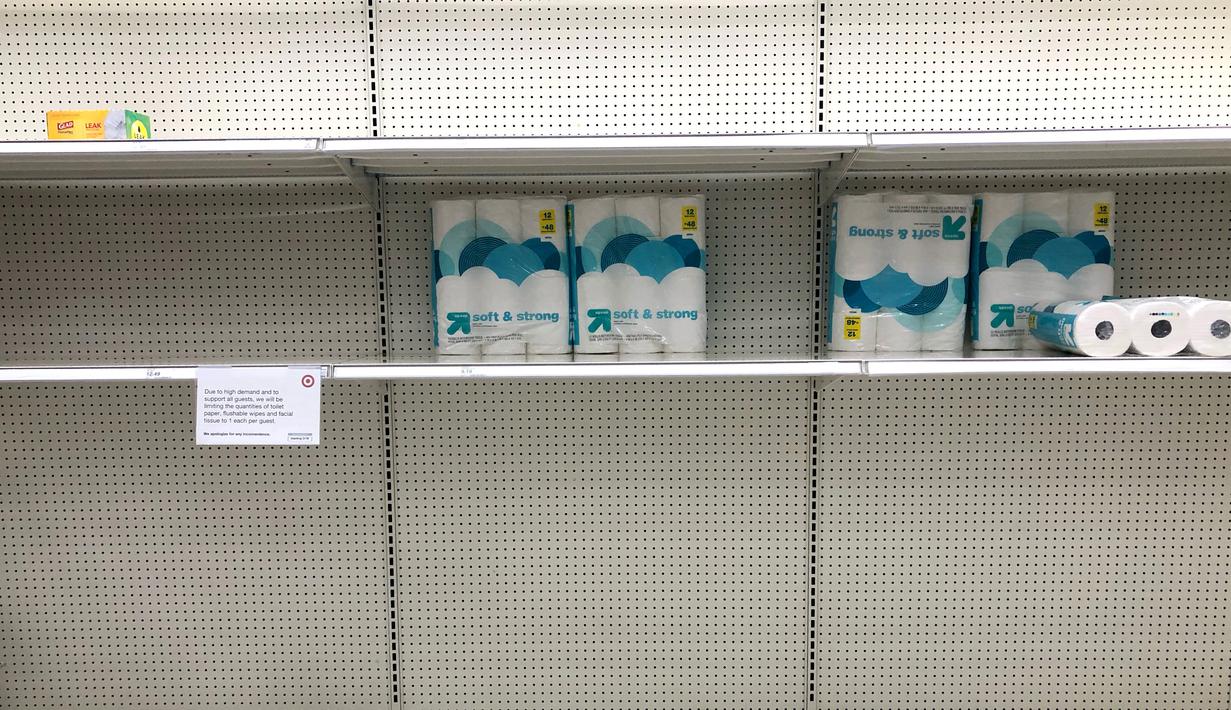 Rak kosong di lorong kertas toilet di toko Target di Vernon Hills, Illinois AS pada Kamis (19/11/2020). Lonjakan kasus COVID-19 di AS membuat orang kembali ke toko untuk menimbun lagi, meninggalkan rak kosong dan memaksa pengecer membatasi pembelian (AP/Nam Y. Huh)