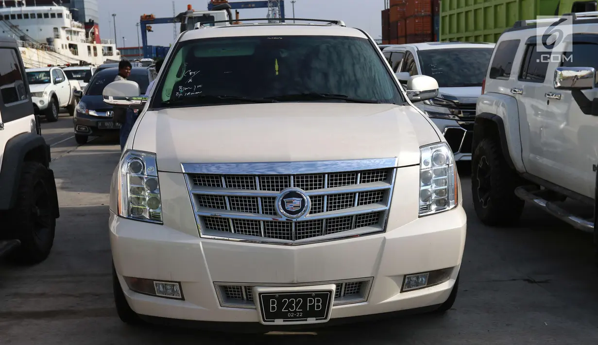 Deretan mobil mewah sitaan KPK dari Bupati Hulu Sungai Tengah (HST) nonaktif Abdul Latif tiba di Pelabuhan Tanjung Priok, Jakarta, Senin (19/3). Kendaraan itu diduga hasil gratifikasi dan TPPU yang menjerat Abdul Latif. (Liputan6.com/Angga Yuniar)