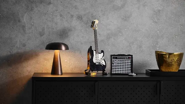 Cara Baru Mendengarkan Musik Rock n Roll dengan Koleksi Gitar Lego