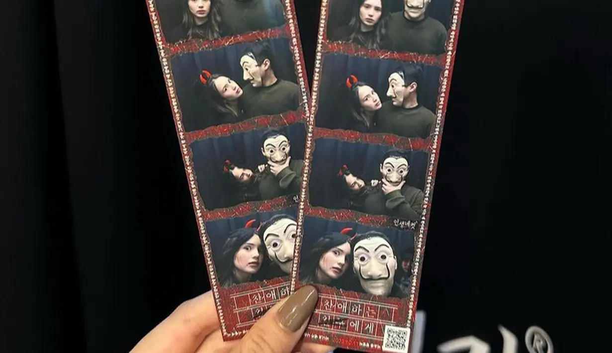 Beby pun memerlihatkan fotobox bersama kekasihnya, meski dengan konsep Halloween namun foto tersebut tampak menggemaskan. Keduanya pun tampil dengan pakaian serba htam. [@bebytsabina]