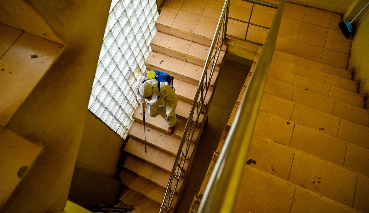 Seorang anggota Badan Penanggulangan Bencana Daerah (BPBD) menyemprotkan disinfektan di sebuah Sekolah Menengah Pertama (SMP) dalam rangka program mitigasi pencegahan penyebaran flu burung di Banda Aceh pada Jumat 31 Oktober 2025. Di sisi lain, Kepala SMP Negeri 19 Kota Banda Aceh, Sukmawati, mengatakan pihaknya sengaja memilih langkah antisipasi dini untuk mencegah penyakit yang memiliki gejala demam, batuk, dan flu. (Chaideer MAHYUDDIN/AFP)