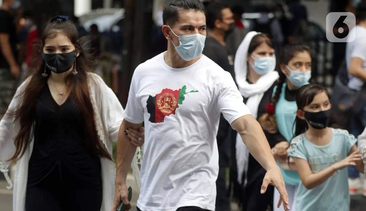Pencari suaka asal Afghanistan membubarkan diri usai melakukan aksi unjuk rasa di depan Kantor UNHCR, Jalan Kebon Sirih, Jakarta, Selasa (24/8/2021). Aksi ini akhirnya dibubarkan pihak kepolisian karena menimbulkan kerumunan dan kemacetan di sekitar lokasi. (Liputan6.com/Helmi Fithriansyah)