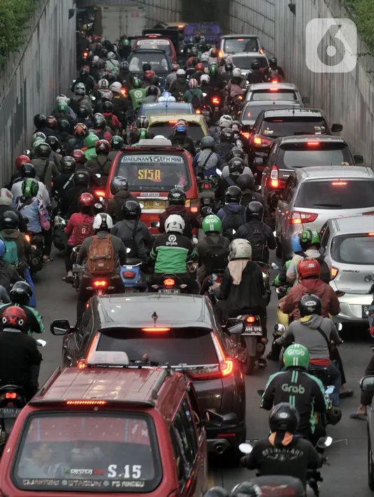 Kendaraan terjebak kemacetan saat melintasi Underpass Pasar Minggu, Jakarta, Kamis (12/3/2020). Kemacetan yang terjadi di Underpass Pasar Minggu semakin parah saat jam pulang kerja. (merdeka.com/Iqbal Nugroho)