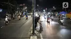 Kondisi lalu lintas pada malam takbiran di Jalan KH Mas Mansyur, Jakarta, Sabtu (23/5/2020). Polisi dikerahkan menjaga Jalan KH Mas Mansyur untuk mengantisipasi adanya takbir keliling di kawasan tersebut. (Liputan6.com/Faiza Fanani)