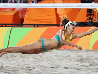 Atlet Voli Pantai asal Australia, Taliqua Clancy berusaha mengambil bola saat berlaga di Olimpiade Rio 2016, Brasil pada 14 Agustus 2016. (REUTERS / Adrees Latif)