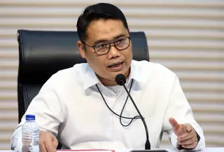 Pihak yang ditangkap langsung dibawa ke gedung Merah Putih KPK untuk diperiksa secara intensif. Tampak dalam foto, Plt Deputi Penindakan dan Eksekusi KPK, Asep Guntur Rahayu saat memberi keterangan  penetapan dan penahanan terduga pelaku tindak pidana korupsi terkait penerimaan atau janji dalam pengurusan sengketa lahan di Pengadilan Negeri Depok di gedung Merah Putih Komisi Pemberantasan Korupsi (KPK), Jakarta, Jumat (6/2/2026). (Liputan6.com/Helmi Fithriansyah)