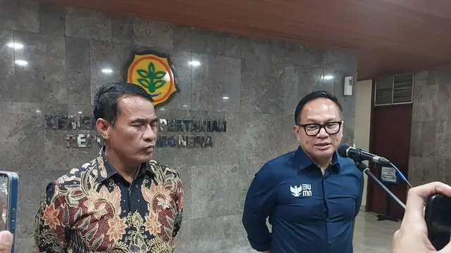 Menteri Pertanian Andi Amran Sulaiman bersama  Wakil Menteri BUMN Kartika Wirjoatmodjo membahas mengenai  pupuk subsidi di Kantor Kementerian Pertanian, Jakarta, Selasa (7/11/2023). (Arief/Liputan6.com)
