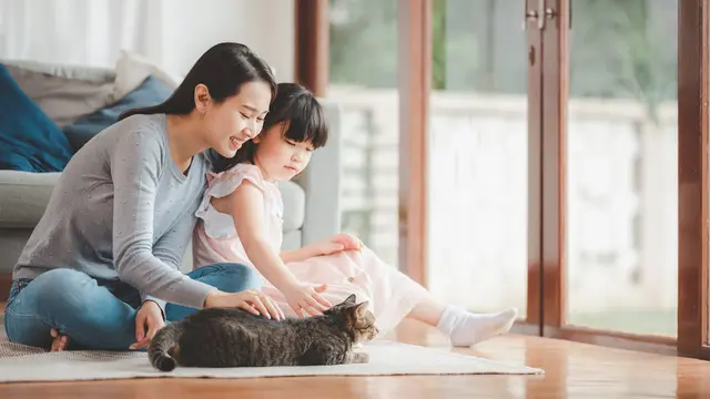 Ilustrasi mengajari anak untuk merawat hewan