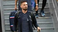 Penyerang Timnas Prancis,  Olivier Giroud turun dari pesawat setibanya di bandara Sheremetyevo Moskow, Minggu (10/6). Giroud dengan kepala diperban ikut dalam rombongan yang akan berlaga di Piala Dunia 2018. (AP/Pavel Golovkin)
