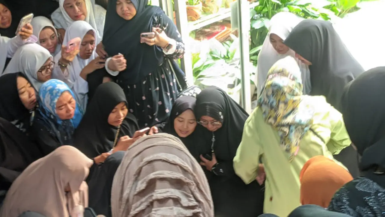 Suasana rumah duka dipenuhi kerabat alamarhum yang melayat.