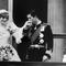 Pangeran Charles mencium tangan Diana Spencer, di balkon Istana Buckingham ketika mereka muncul di hadapan publik, 29 Juli 1981, setelah menikah di St. Paul Cathedral. (Arsip AFP)