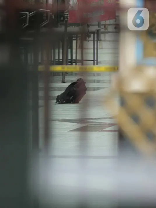 Sebuah tas mencurigakan yang ditemukan di pelataran Masjid Agung Sunda Kelapa, Menteng, Jakarta Pusat, Selasa (31/12/2019). Setelah dilakukan pengecekan oleh Tim Gegana Polda Metro Jaya, tas ransel itu ternyata berisi baju-baju. (Liputan6.com/Faizal Fanani)