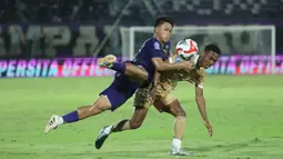 Berlaga pada pekan ke-23 BRI Super League 2025/2026 di Stadion Indomilk Arena, Tangerang, Banten, Kamis (26/2/2026), Banten Warriors menundukkan Persita Tangerang dengan skor 1-0. Tampak dalam foto, pemain Persita berebut bola pemain Dewa United dalam lanjutan BRI Super League 2025/2026 di Stadion Indomilk Arena, Tangerang, Banten, Kamis (26/2/2026). (Bola.com/M Iqbal Ichsan)