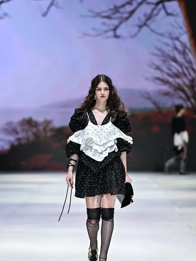 Adu Pesona Adinia Wirasti, Nadila Ernesta, Naila Alatas, dan Jihane Almira Bawakan Koleksi The Story Of di JFW 2027