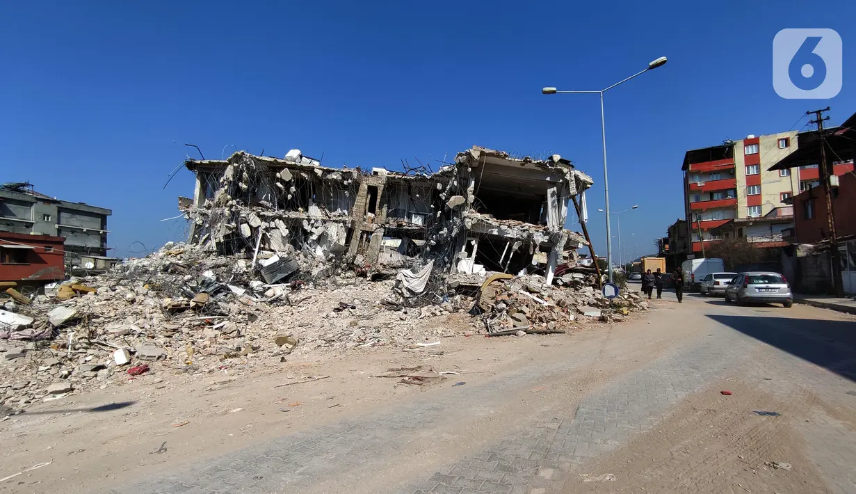 Kondisi bangunan yang runtuh akibat guncangan gempa berkekuatan magnitudo 7,8 yang menguncang Turki dan Suriah di kota Antakya, Provinsi Hatay, Turki, Sabtu (18/2/2023). Bangunan yang rubuh akibat gempa berkekuatan magnitudo 7,8 yang menguncang Turki dan Suriah pada 6 Februari dini hari lalu mayoritas adalah gedung apartemen. (Liputan6.com/Andry Haryanto)