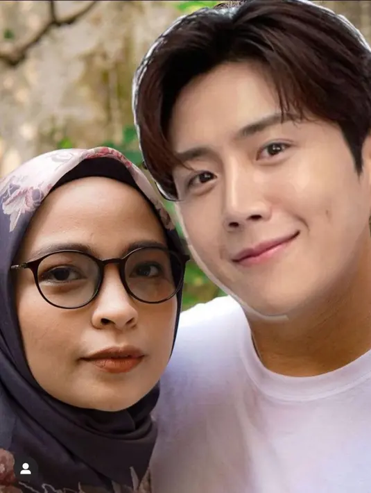 Tantri vokalis band Kotak juga mengagumi sosok Kim Seon Ho. Saking kagumnya, Tantri sampai unggah editan foto dengan pemeran utama Hometown Chachacha tersebut. Unggahan Tantri pun banjir like dan komentar dari netizen. (Liputan6.com/IG/tantrisyalindri)