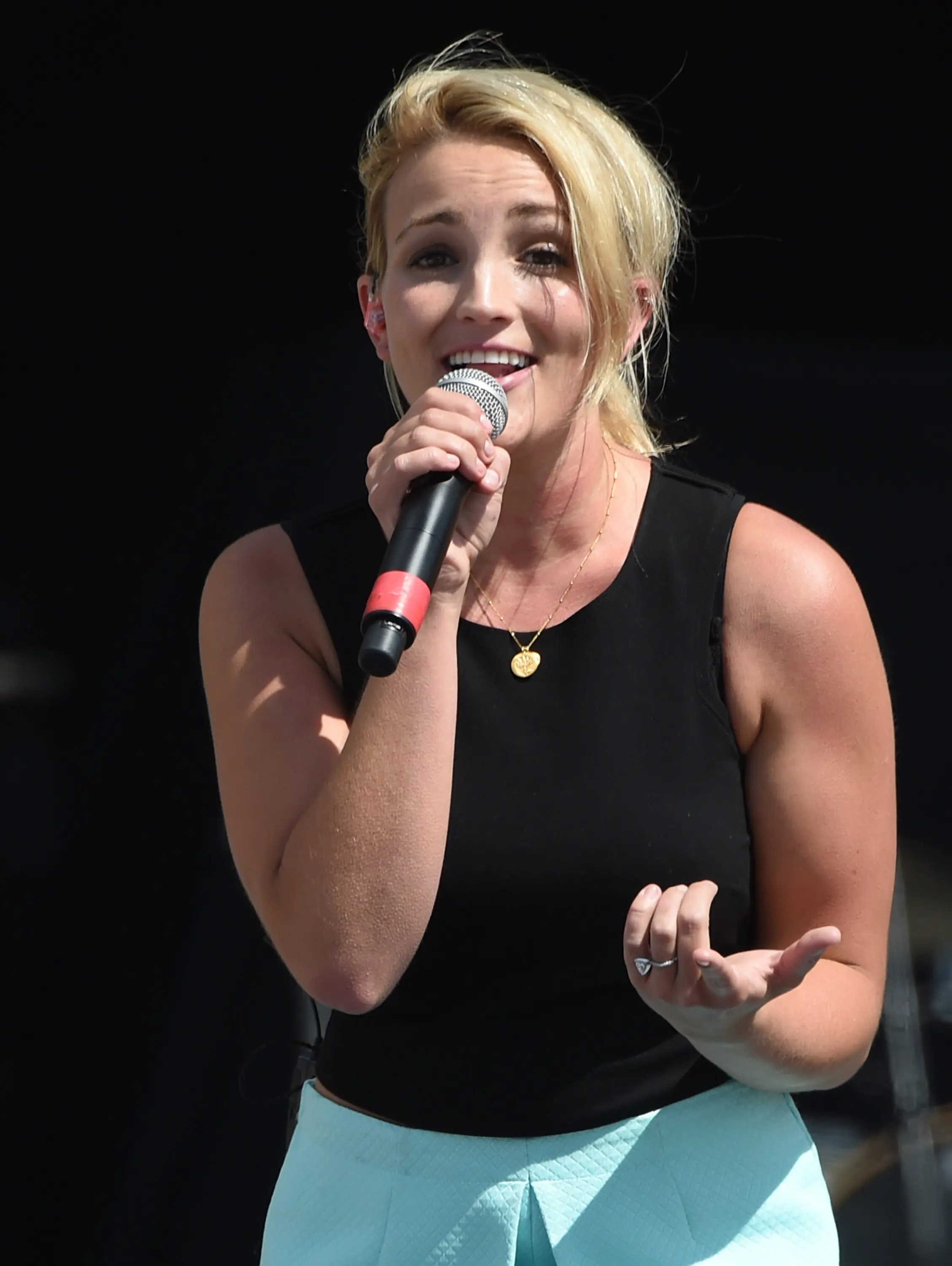 Jamie Lynn Spears, pada usia 16 tahun penyanyi cantik ini mengumumkan jika dirinya tengah mengandung anak pertamanya. Setelah membesarkan anaknya di Mississippi, ia merilis album musik country pada tahun 2013. (AFP/Bintang.com)