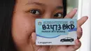 Petugas menunjukkan kartu parkiran IRTI kawasan Monas, Jakarta, Jumat (11/1). Tarif parkir langganan bulanan untuk PNS pun naik sekitar delapan kali lipat, tarif berlaku 15 Januari 2019.  (Liputan6.com/Herman Zakharia)
