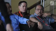 Anggota DPR RI dari Fraksi Partai Golkar Melchias Marcus Mekeng (kanan) berada di ruang tunggu sebelum menjalani pemeriksaan di Gedung KPK, Rabu (8/5/2019). Melchias Marcus Mekeng diperiksa sebagai saksi dalam kasus dugaan korupsi e-KTP dengan tersangka Markus Nari. (merdeka.com/Dwi Narwoko)