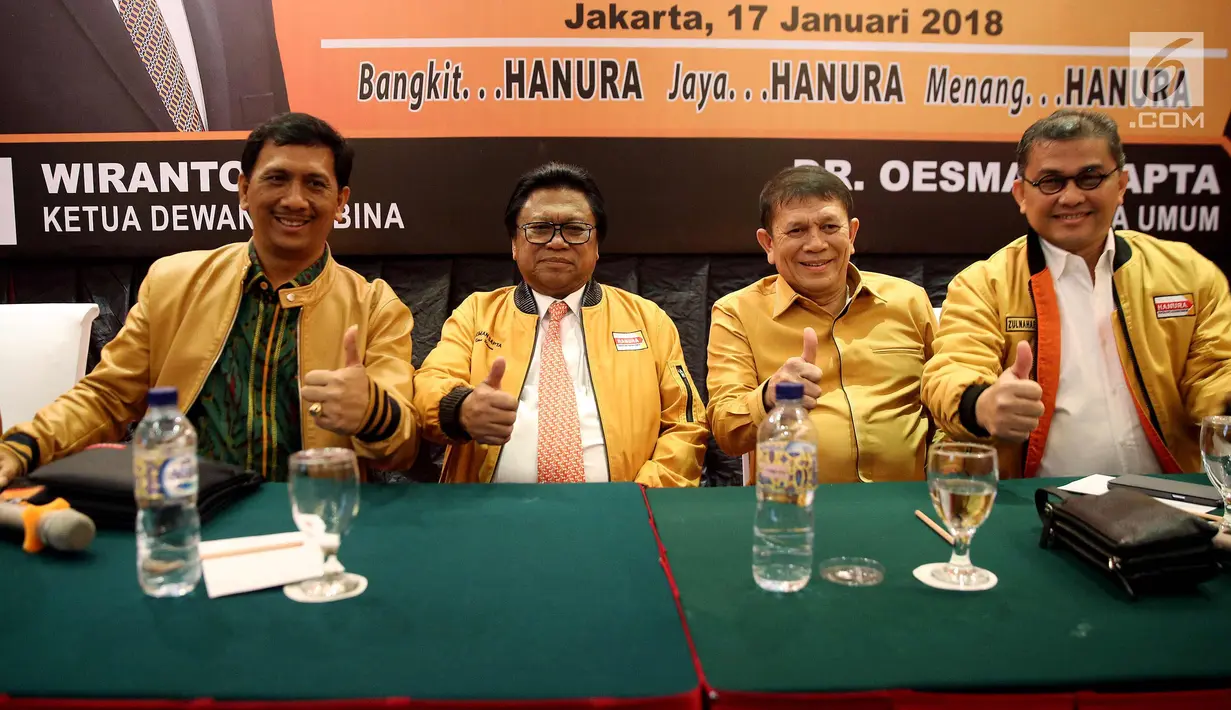 Ketum Partai Hanura, Oesman Sapta Odang saat menghadiri rapat koordinasi DPD Partai Hanura se-Indonesia, Jakarta, Rabu (17/1). Rapat tersebut membahas kesiapan partai menghadapi verifikasi faktual KPU menuju Pemilu 2019. (Liputan6.com/Johan Tallo)
