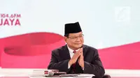 Capres nomor urut 02 Prabowo Subianto menyapa penonton saat hadir dalam debat kedua Pilpres 2019 di Hotel Sultan, Jakarta, Minggu (17/2). Dalam debat kedua ini tidak ada kisi-kisi. (Liputan6.com/Faizal Fanani)