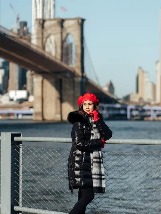 Saat liburan di New York, gaya penampilan Nasya Marcella sangat memesona. Ia memakai jaket warna hitam yang dipadu padankan dengan warna merah dari topi dan sarung tangan yang ia pakai. Gaya penampilannya ini banjir pujian netizen. (Liputan6.com/IG/@nasyamarcella)