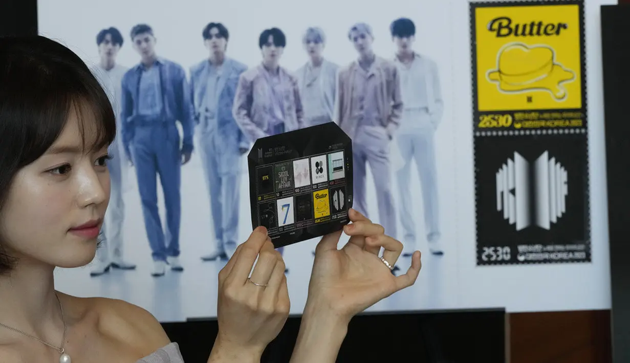 <p>Menurut Korea Post pada 22 Mei lalu, 120.000 baterai yang terdiri dari 10 prangko BTS semuanya terjual dalam tiga jam prapenjualan online. (AP Photo/Ahn Young-joon)</p>