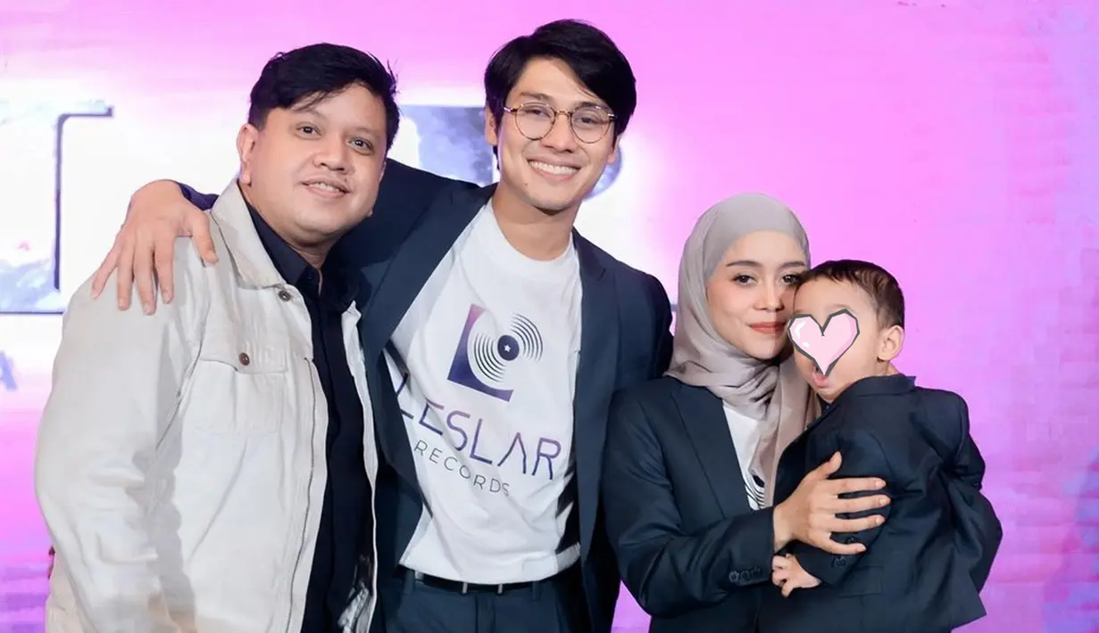 Sempat ramai Leslar Entertainment dibubarkan hingga karyawan mengundurkan diri saat ramai kasus KDRT, kini nama perusahaan Rizky Billar dan Lesti Kejora ini makin besar. Perlahan kembali membangun sebuah branding lagi, dukungan mengalir deras untuk pasangan yang menikah Agustus 2019 ini. Tak hanya berdua, Rizky Billar dan Lesti Kejora turut serta bawa Baby L untuk hadiri acara peluncuran lebel rekaman Leslar Records. (Liputan6.com/IG/@rizkybillar)