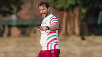 Pelatih Persis Solo, Leonardo Medina, saat memimpin sesi latihan anak asuhnya di Stadion Sriwedari. Juru taktik asal Meksiko tersebut punya waktu yang cukup untuk mempersiapkan Laskar Sambernyawa mengarungi Liga 1 musim depan. (dok. Persis)&nbsp;&nbsp;&nbsp;