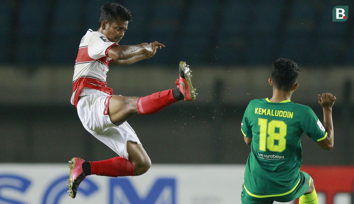 Zulfiandi. Pemain Madura United berusia 25 tahun ini telah menjadi gelandang jangkar tangguh saat membela Timnas U-19 bersama Evan Dimas. Kemampuan teknisnya didukung oleh pembawaannya yang tenang dan stylish. Postur yang menjulang 178 cm juga menjadi kelebihannya. (Bola.com/M Iqbal Ichsan)