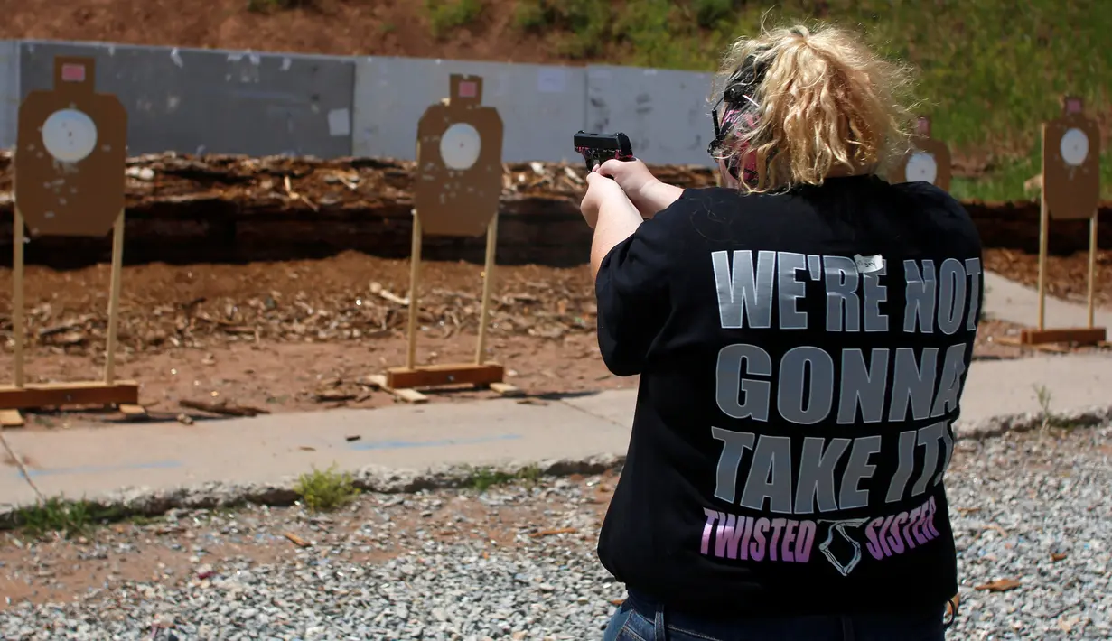Anggota Pink Pistols mengarahkan tembakan ke papan sasaran saat mengikuti kelas pelatihan tembak di PMAA Gun Range, Salt Lake City, Uta, (13/7). LGBT di AS membuat organisasi pro-senjata untuk melindungi diri dari segala ancaman. (REUTERS/Jim Urquhart)