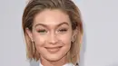 Gigi Hadid gencar dikabarkan dekat dengan Zayn Malik, Mereka beberapa kali kepergok berjalan bersama disuatu tempat, bahkan keduanya menggunakan aksesoris dengan inisial nama pasangan mereka. (KEVIN WINTER / GETTY IMAGES NORTH AMERICA / AFP)