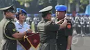 Panglima TNI Jenderal TNI Moeldoko (kedua kanan) menyematkan tanda pangkat kepada Komandan Polisi Militer TNI, Mayjen TNI Maliki Mift saat peresmian organisasi Polisi Militer TNI di Mabes TNI, Jakarta, Senin (4/5/2015). (Liputan6.com/Herman Zakharia)