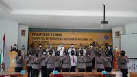 Personel Polisi Wanita (Polwan) Polda Sumatera Barat dilatih menjahit masker di BLK Padang untuk menekan penyebaran Covid-19.