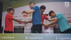 Pelatih Bhayangkara FC, Simon McMenemy (kedua kiri) menyalami pemain Persija, Ramdani Lestaluhu usai memberi keterangan jelang laga pembuka Liga 1 Indonesia 2018 di stadion GBK Jakarta, Kamis (22/3). (Liputan6.com/Helmi Fithriansyah)