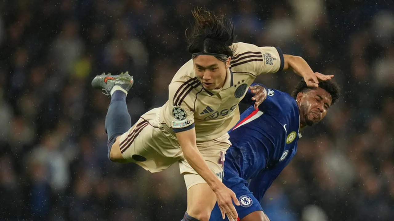 Pemain Chelsea, Andrey Santos, melanggar pemain Ajax, Ko Itakura